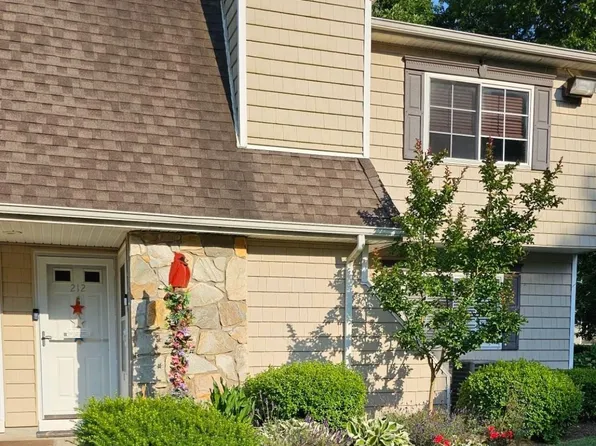 212 Lakepointe Circl #212, Middle Island, NY 11953