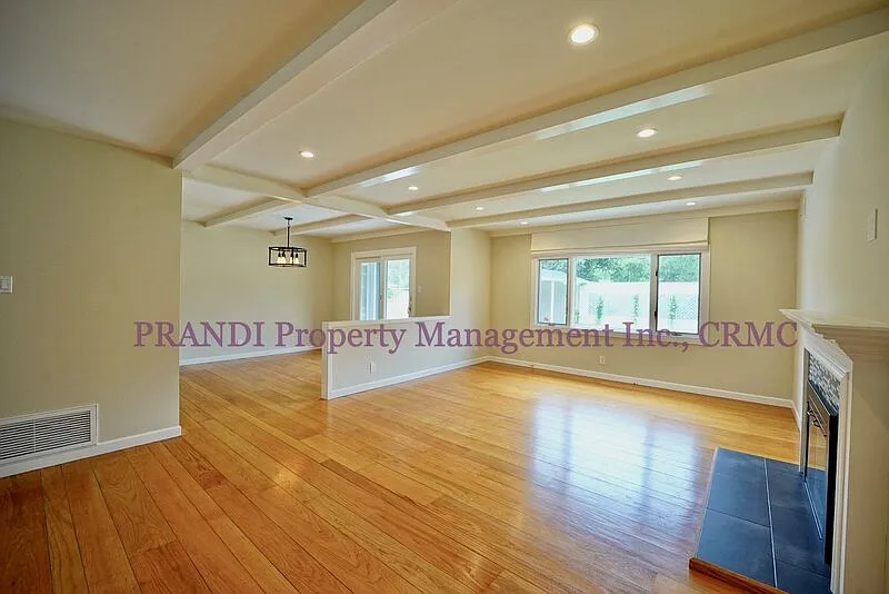 4 bed, 3.0 bath, 2011 sqft, $6,800 — Photo 3