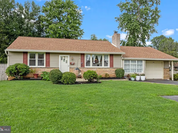 930 E Maple Dr, Southampton, PA 18966