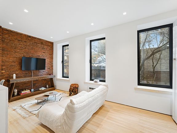 4th image of 437 W 43rd St #2A