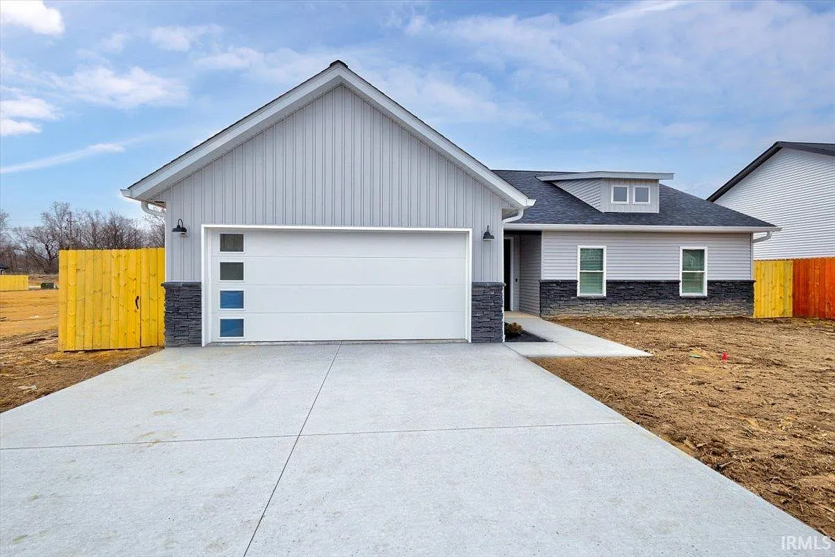 2105 Walden Dr photo 1