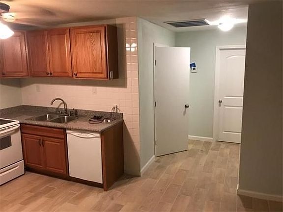 4th image of 4220 Earhart Blvd