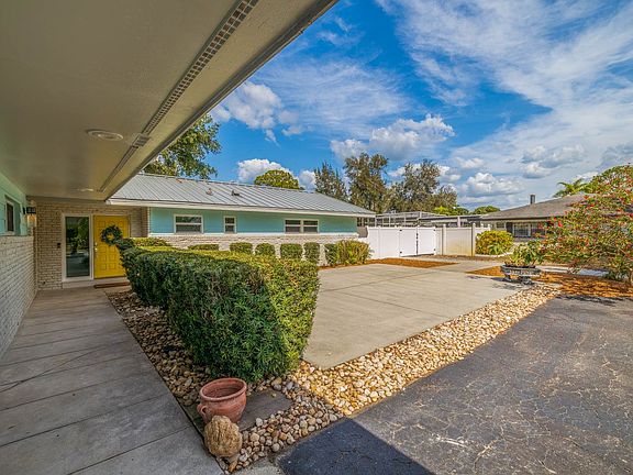 4th image of 2617 Columbus Way S