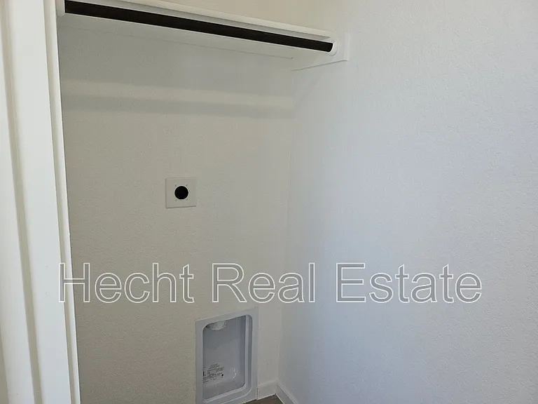 2440 Lost Creek Rd — Photo 7