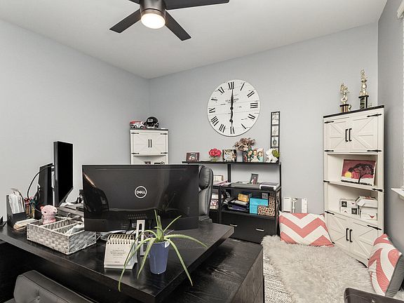 4th image of 947 Briar Gate Dr