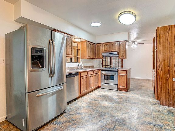 4th image of 703 E Skyway Ct