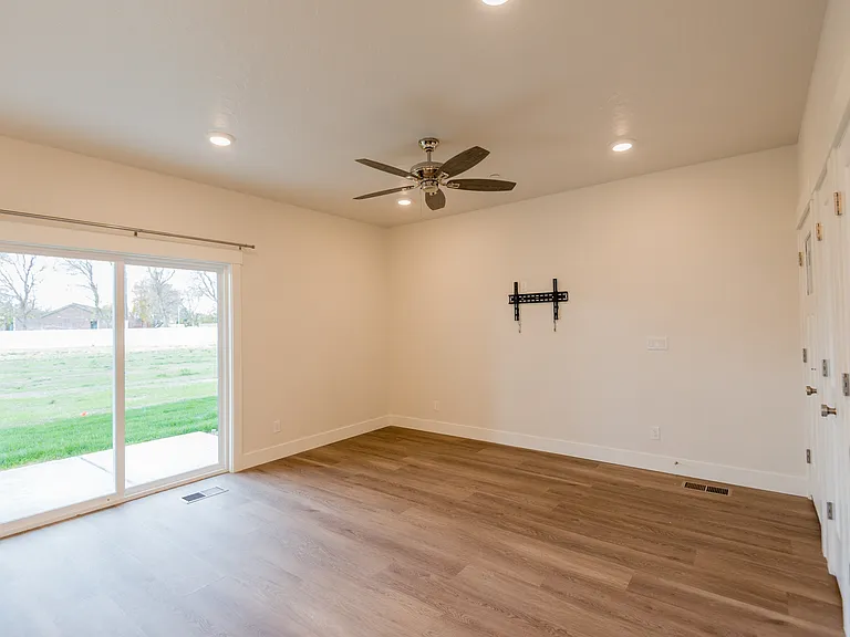 403 Grace Ln — Photo 3