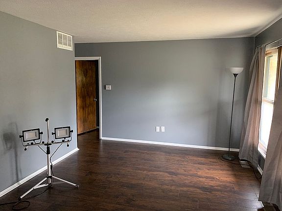 3rd image of 465 Holly Dr