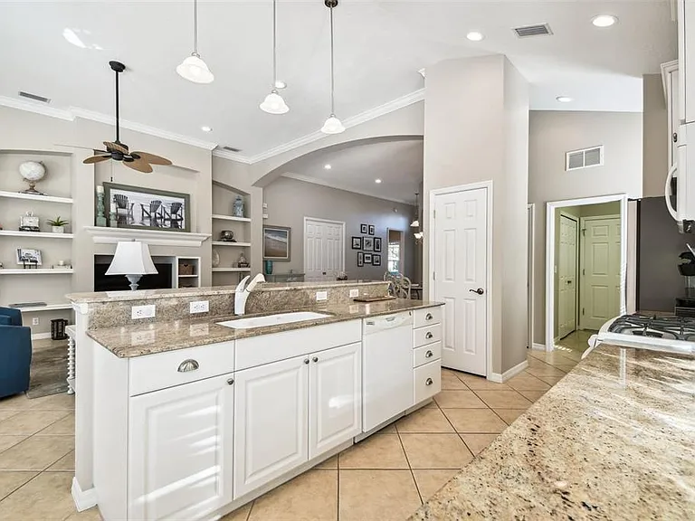 7328 Lake Forest Gln — Photo 14
