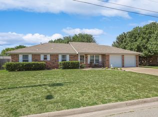 19 Rogers Cir, Krum, TX 76249