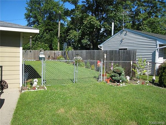 4th image of 5865 Mary Sue St