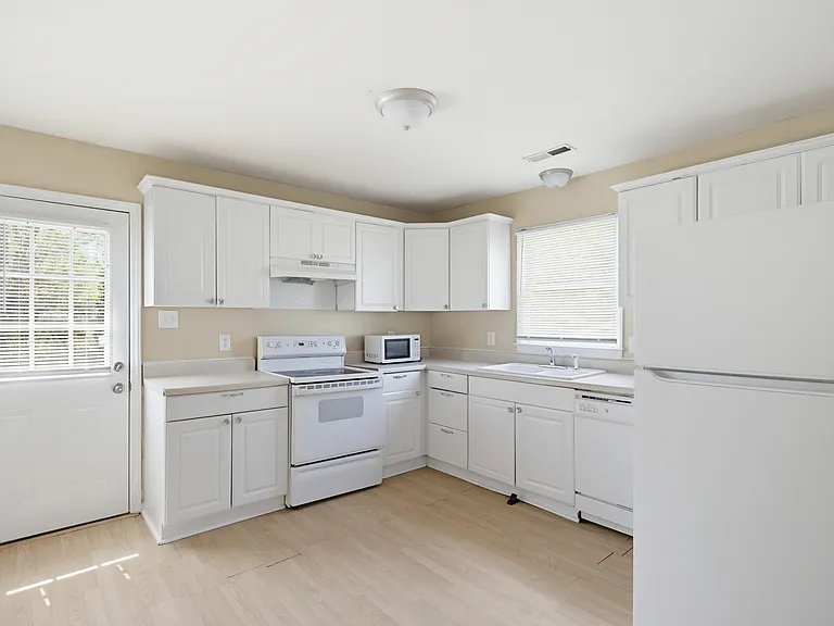 210 E McCulloch St — Photo 17