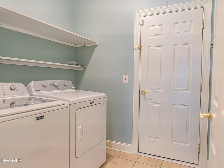 11 Victoria Dr — Photo 23