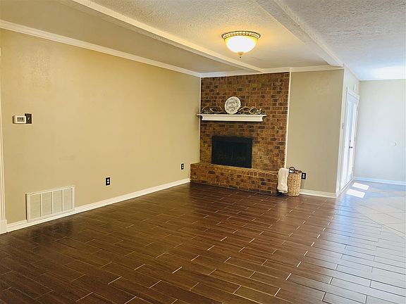 5th image of 136 Honeysuckle St