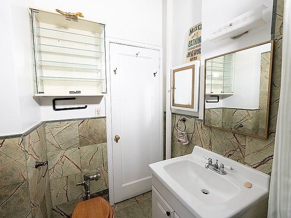 4th image of 205 W 54th St APT 4C