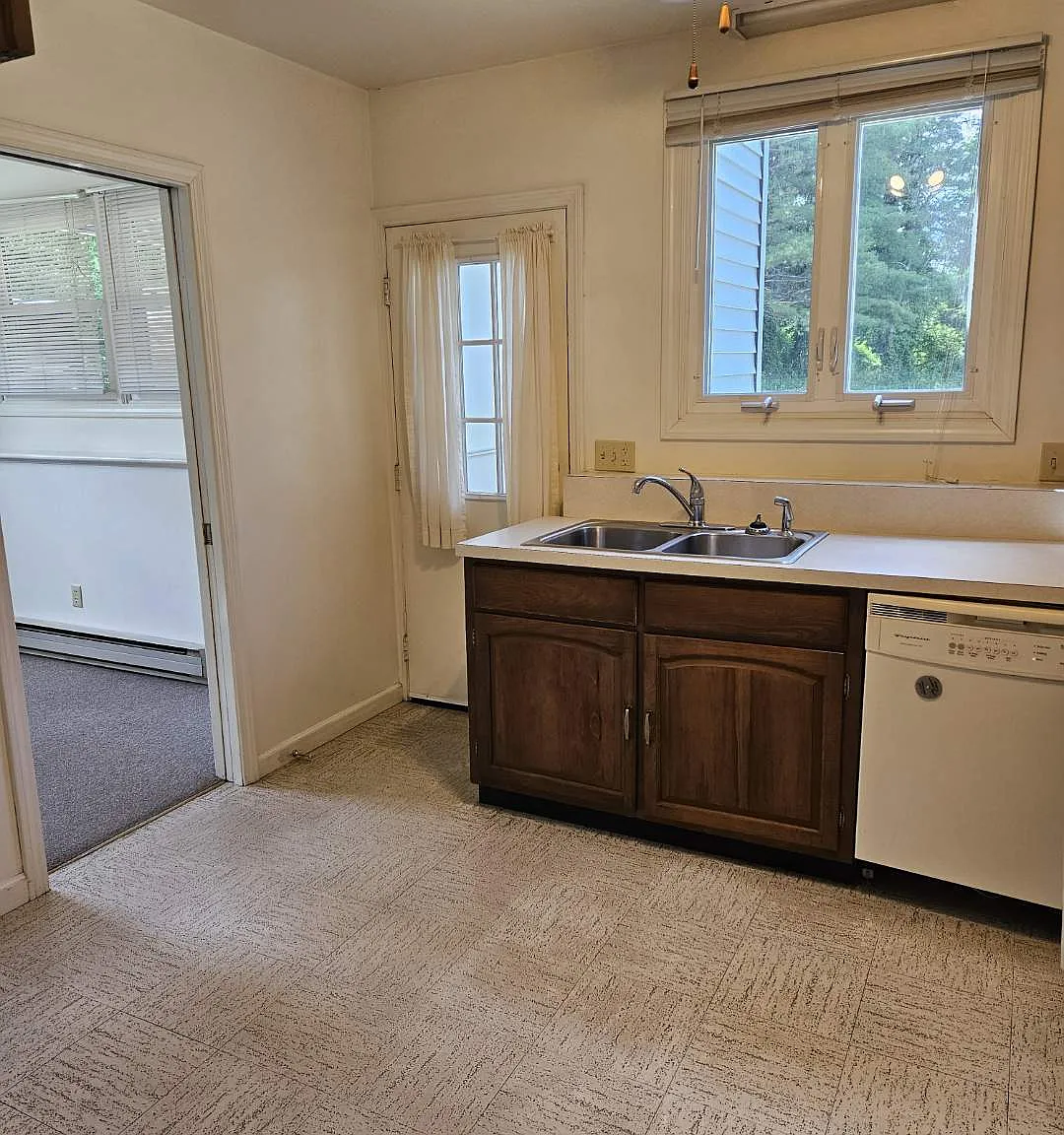 3 bed, $2,100 — Photo 3