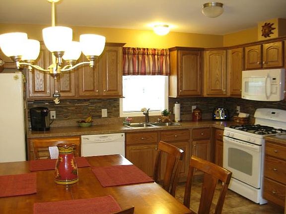 3rd image of 10 Shadycrest Dr
