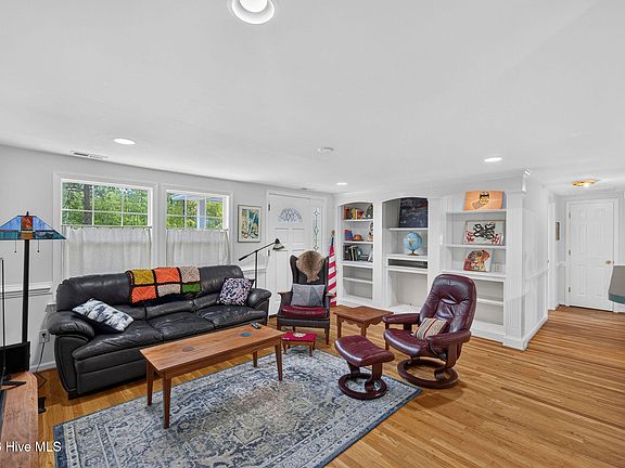 3rd image of 901 Cardinal Road