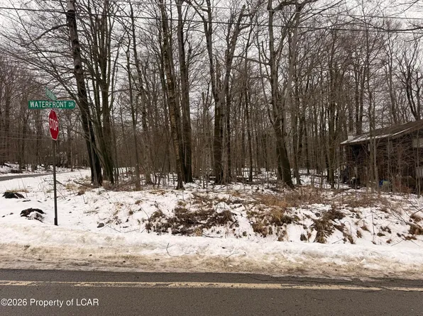 97L Waterfront Dr, Tobyhanna, PA 18466