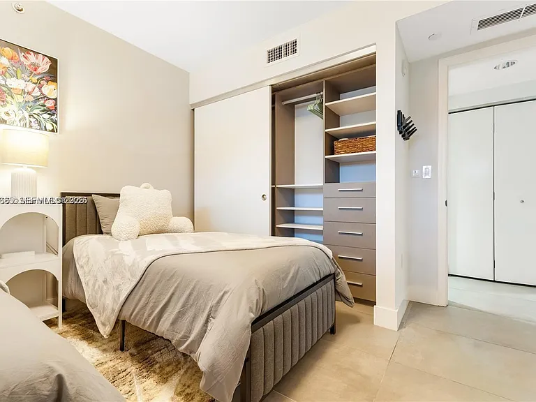 9821 E Bay Harbor Dr #503 — Photo 16