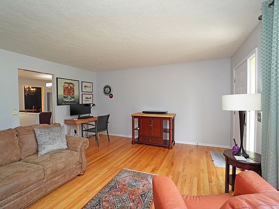 5th image of 8561 Winthrop Cir
