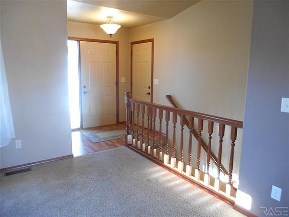 3rd image of 704 Honeysuckle Dr