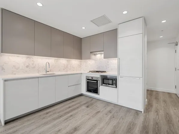 8138 Fraser St #409, Vancouver, BC V5X 3T3