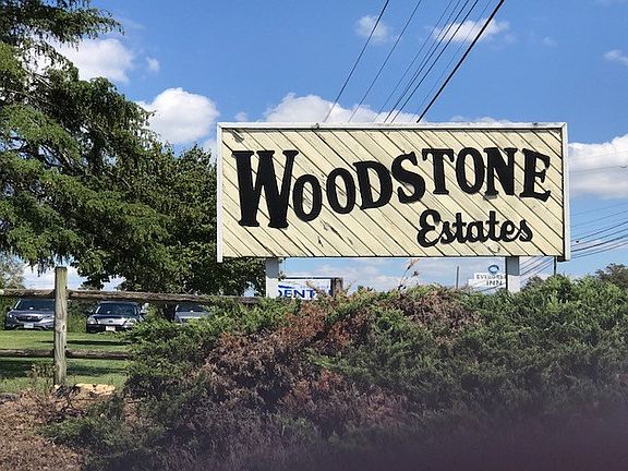 3rd image of 15445 Woodstone Cir