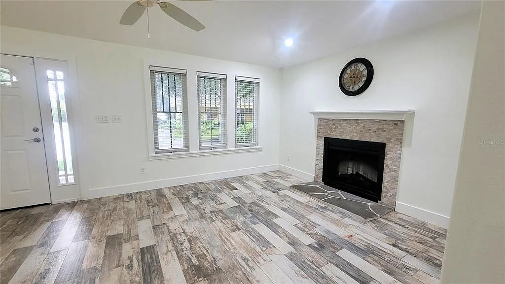 4 bed, 3.0 bath, 2600 sqft, $4,400 — Photo 2