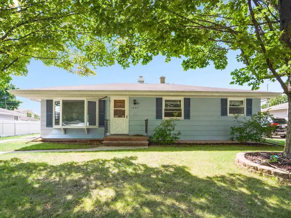 1057 Honeysuckle Ln, Neenah, WI 54956