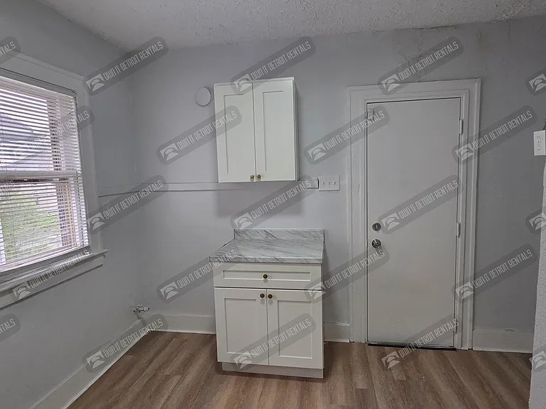 2498 Glendale St — Photo 16