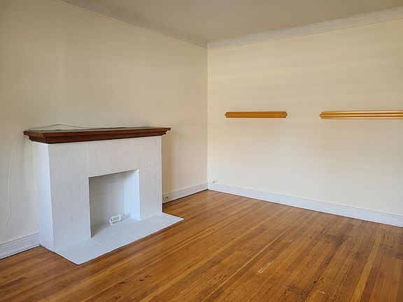 3rd image of 827 W Montrose Ave #3W