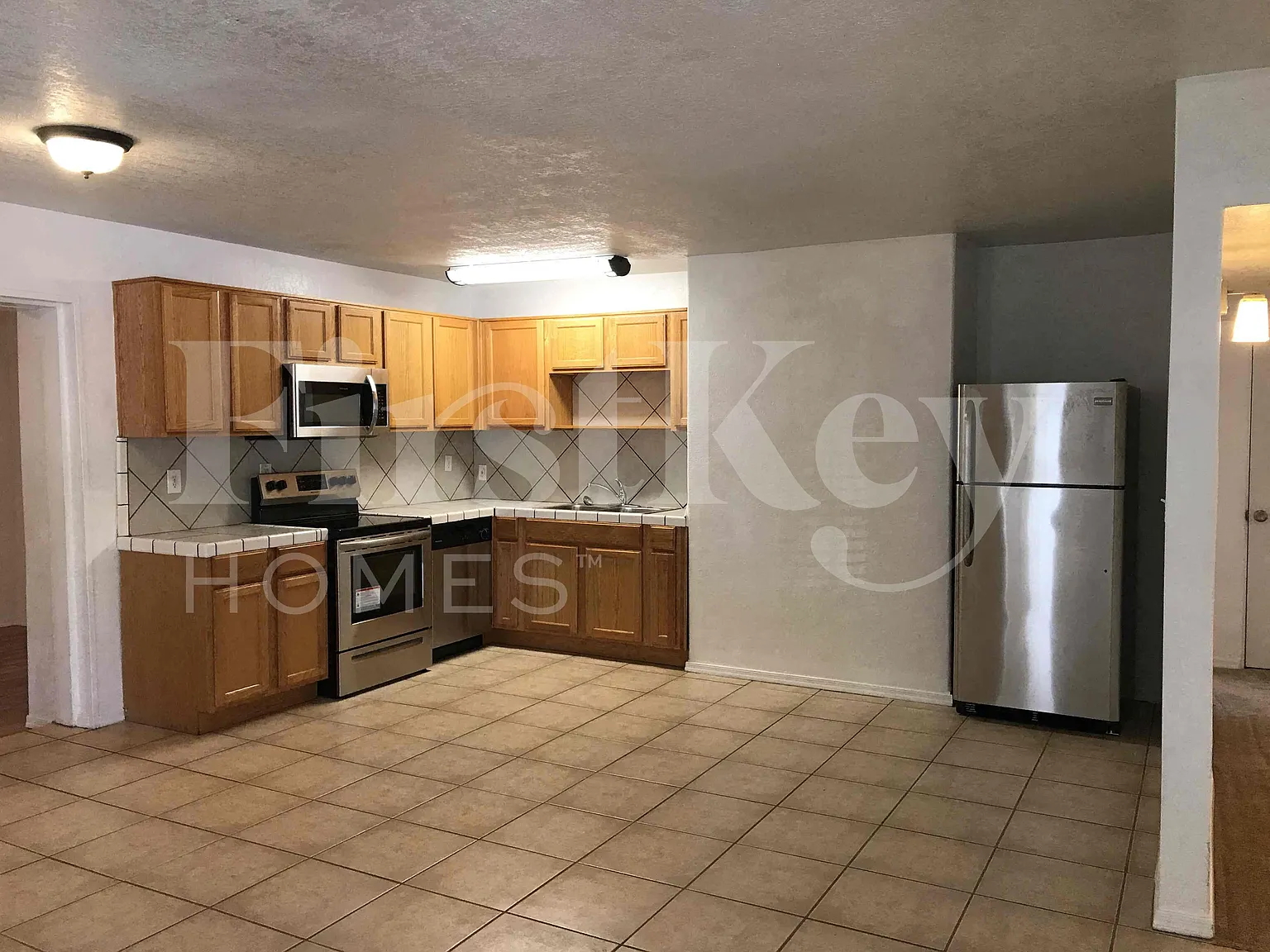 6 bed, 3.0 bath, 2138 sqft, $4,030 — Photo 3