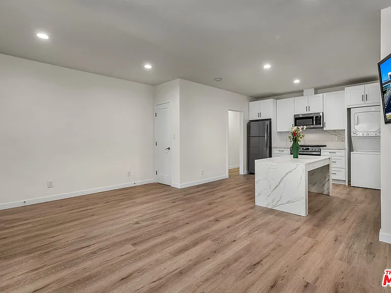 738 Westmount Dr — Photo 11