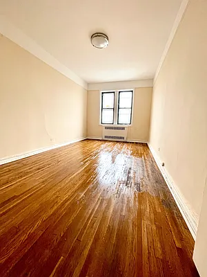 Rented by Safdie Realty Group | media 16