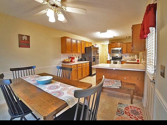 4th image of 651 Prince Phillip Way