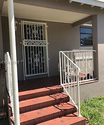4th image of 995 NE 146th St