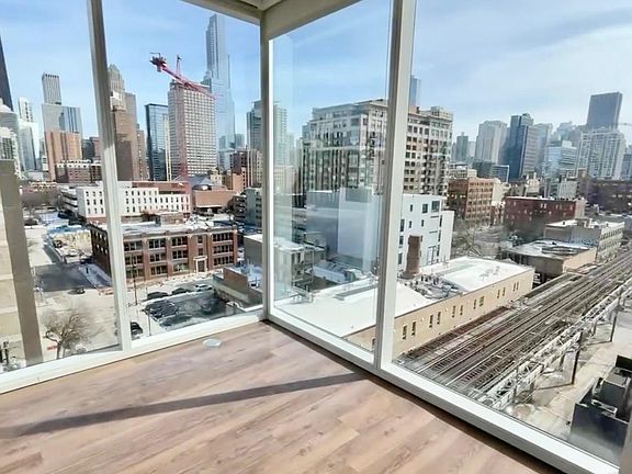 5th image of 950 N Orleans St #806