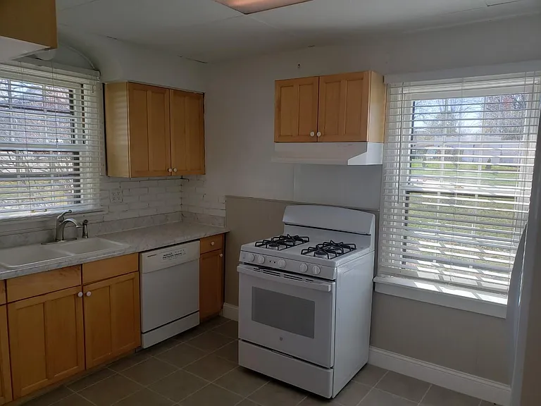 556 S Clay Ave — Photo 4