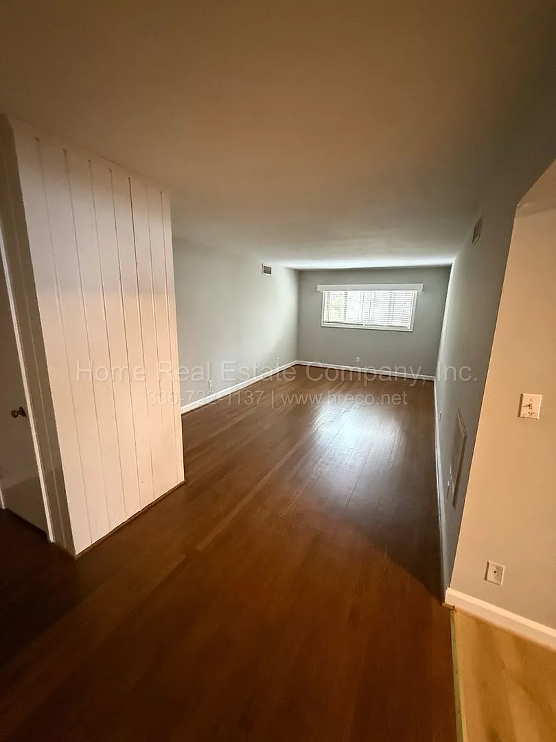 Oakwood Apartments | 2425 Queen Street Apt #9 — Photo 3