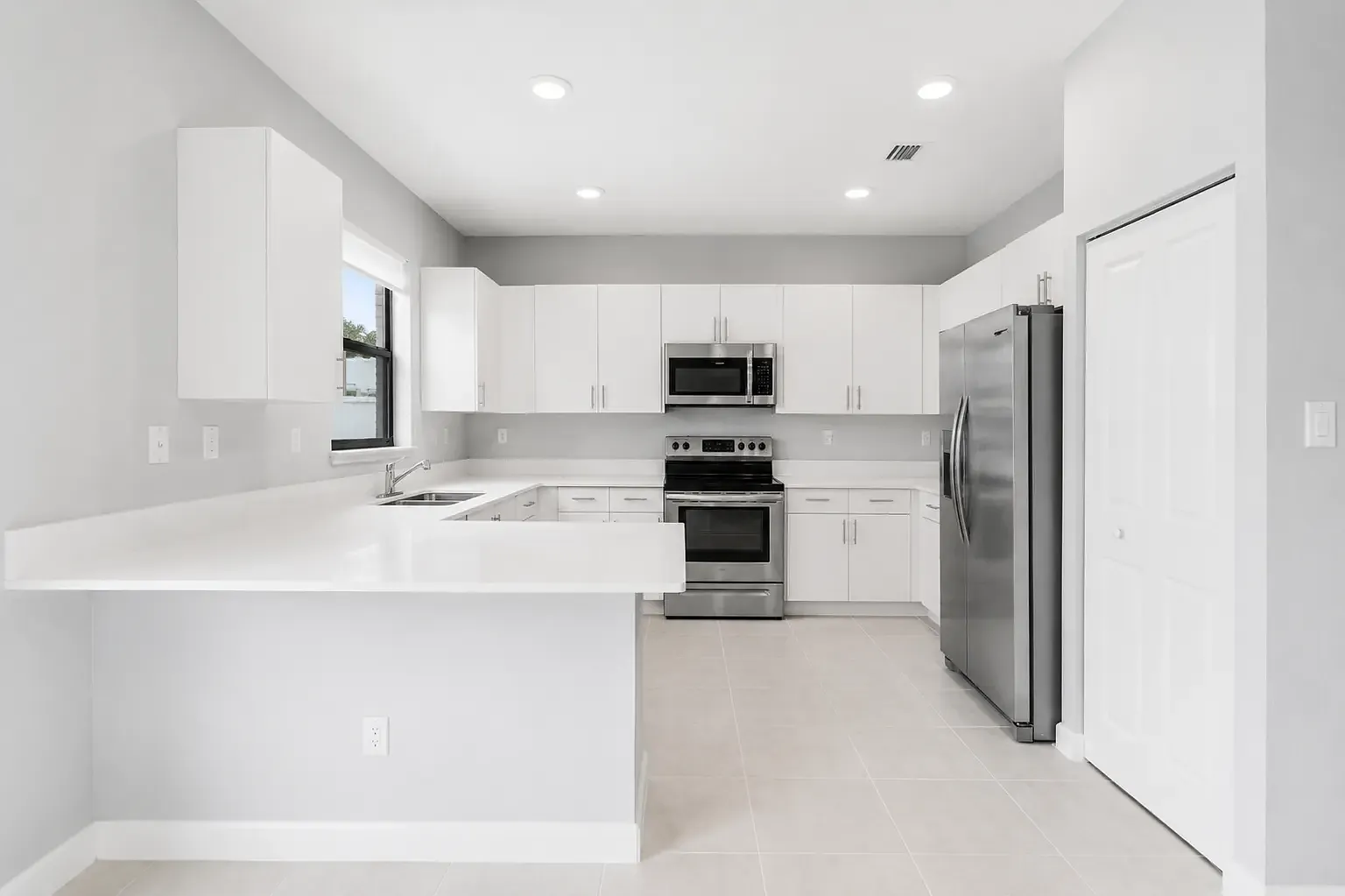 3 bed, 2.5 bath, 1595 sqft, $4,200 — Photo 4