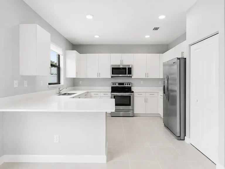 20478 NW 4th Ct — Photo 4
