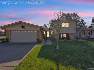 9498 Bassett St, Livonia, MI 48150