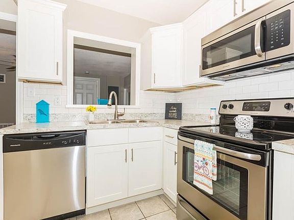 4th image of 735 Manor Dr