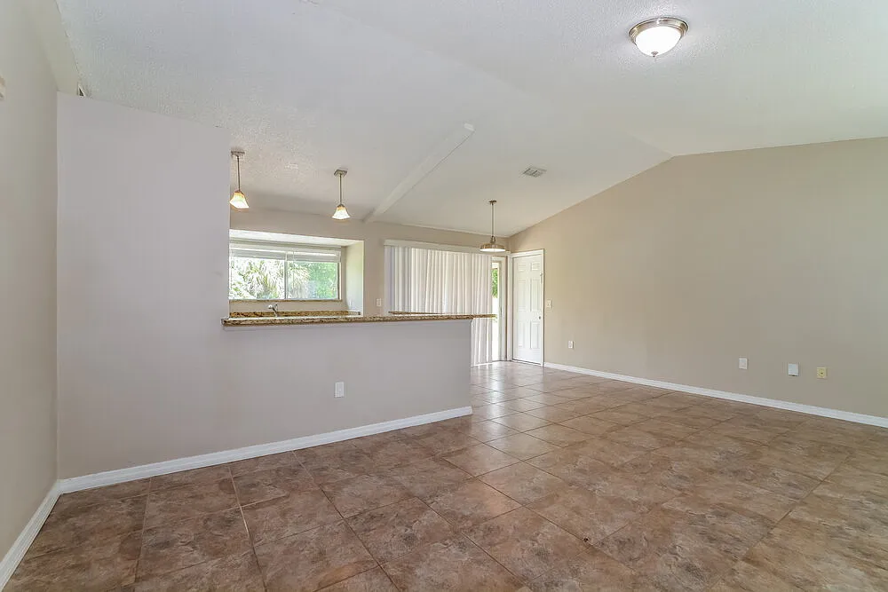 3 bed, 2.0 bath, 1175 sqft, $1,950 — Photo 3