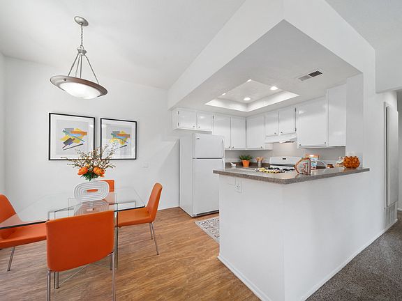 4th image of 1142 Buckingham Dr #1129B