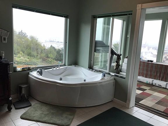 Master bath, corner jetted tub.