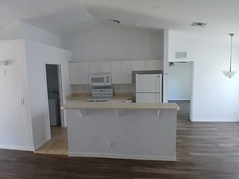 653 Allison St E — Photo 2
