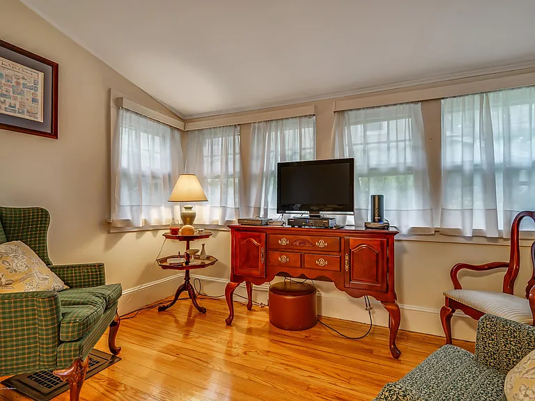 514 Brighton Ave — Photo 9