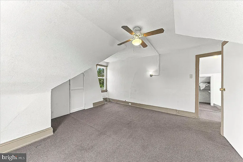 Top-Floor 1BR/1BA Apartment with Spacious Living Room — Photo 4